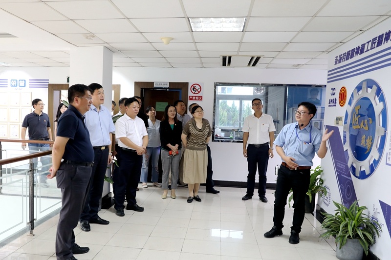 2020年7月29日，时任浙江省政协常委、社法委副主任、省总工会副主席、一级巡视员董建伟莅临yl8cc永利调研新时代工匠培育工作